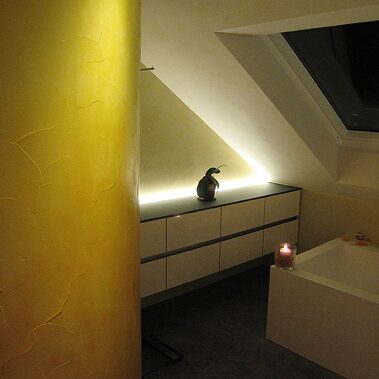 Gelb gespachtelte Säule im Bad