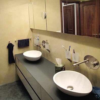 Modernes Bad mit gelber Wandgestaltung