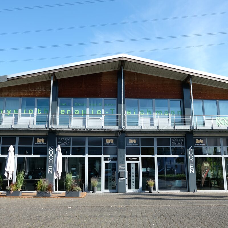 Außenansicht des Praxisgebäudes Physiotherapie Teichmann mit großen Fenstern