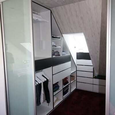Begehbarer Kleiderschrank mit Schiebetürsystem