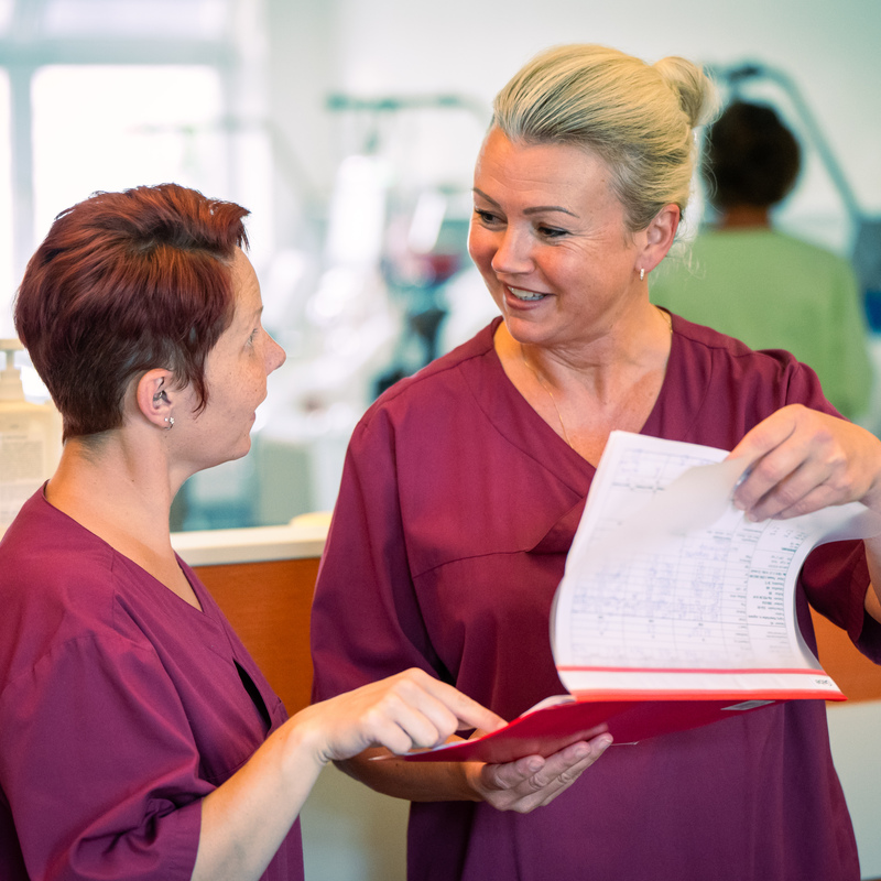 Zwei Mitarbeiterinnen mit Patientenakte
