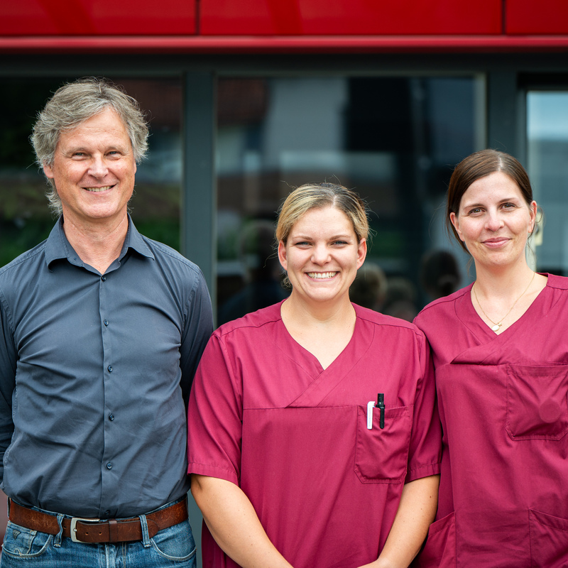 Dreiköpfiges Team des Nierenzentrums vor dem Gebäude