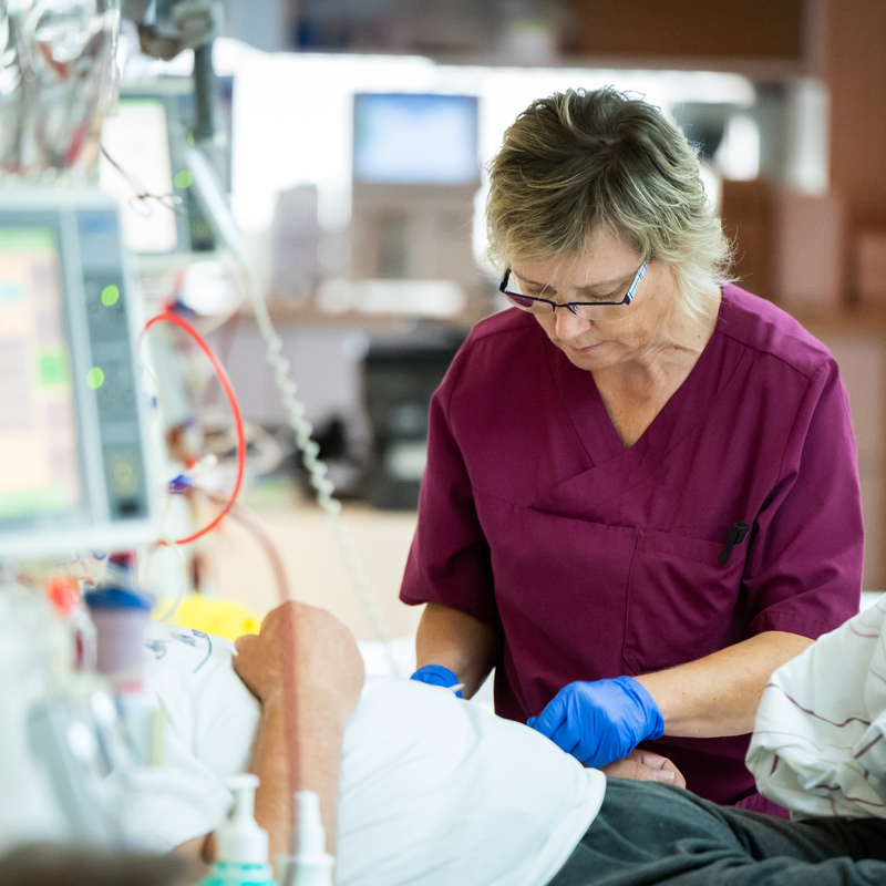 Pflegekraft betreut Patient während der Dialyse