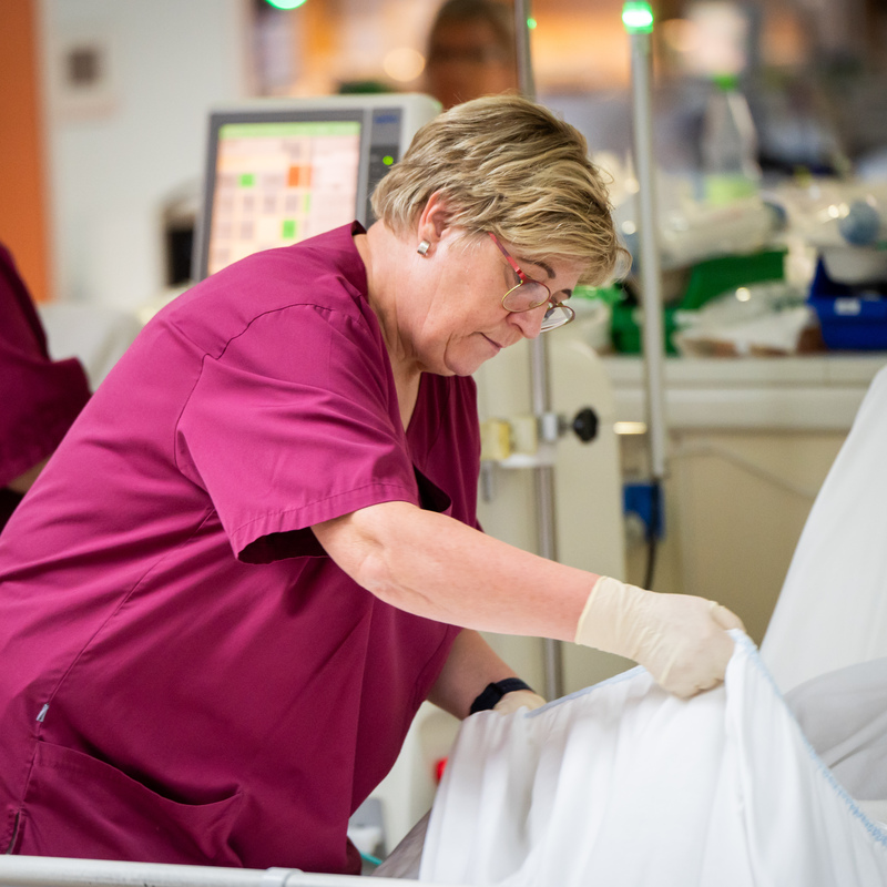 Pflegekraft richtet ein Bett im Dialysebereich