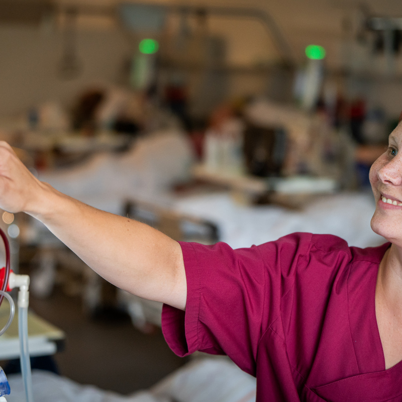 Pflegekraft überprüft Dialyseanschluss