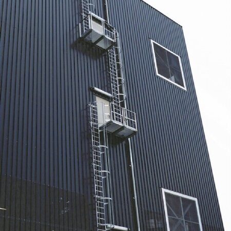 mehrzügige Steigleiter mit Umstiegspodesten