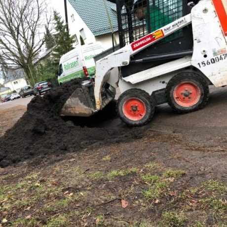 Bagger für Vorbereitung des Bodes für Rollrasen