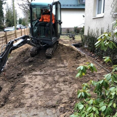 Bagger für Vorbereitung des Bodes für Rollrasen