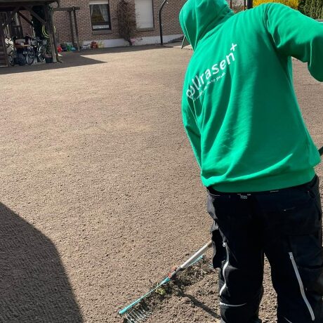 Vorbereitung des Bodes für Rollrasen