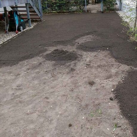 Vorbereitung des Bodes für Rollrasen