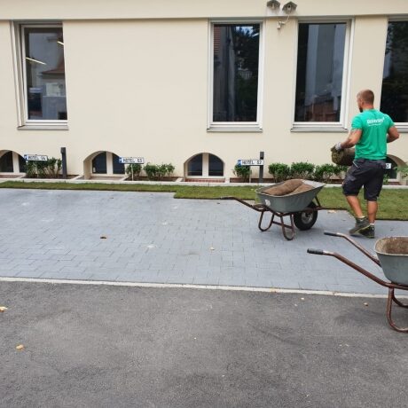 Rollrasen neben Auffahrt