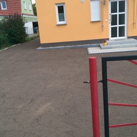 Böden werden vor der Verlegung von Rollrasen top vorbereitet.