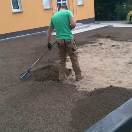 Modernste Maschinen für Verlegung von Rollrasen