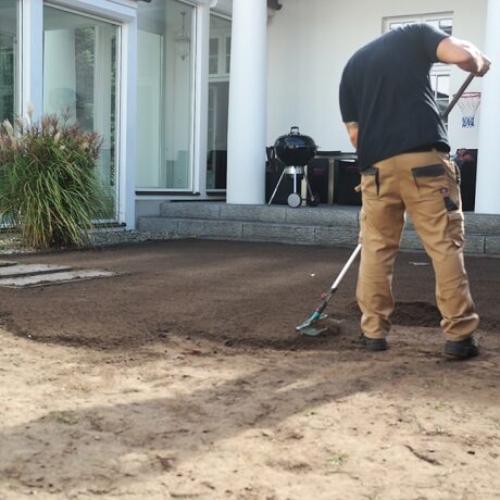 Kurz vor der Verlegung des Rollrasen