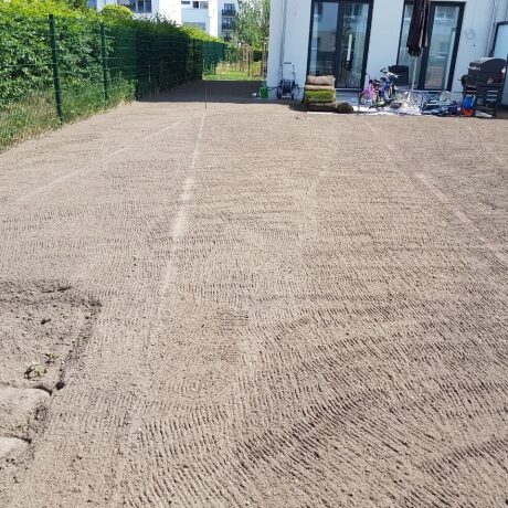 Vorbereitung der Verlegung von Rollrasen