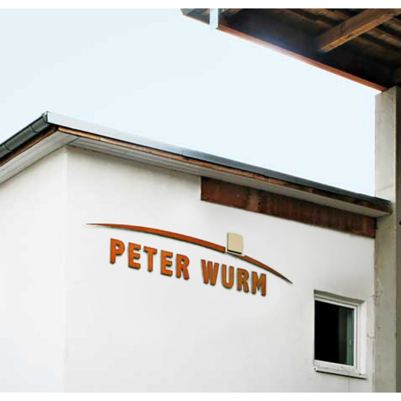 Peter Wurm Logo an Hausfassade - Firmengebäude