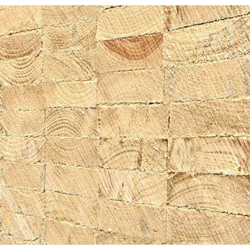 Eine Nahaufnahme einer Wand aus gestapelten, geschnittenen Kanthölzern, die die natürliche Maserung und Ringe des Holzes zeigt.