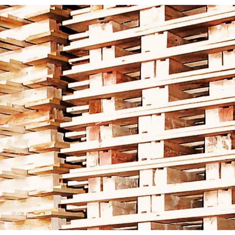 Detailaufnahme eines Holzpalettenstapels