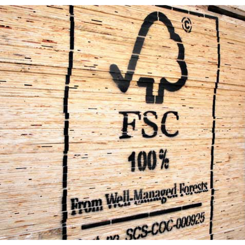 Stapel Holzbretter mit dem Schriftzug FSC für nachhaltige Forstwirtschaft.