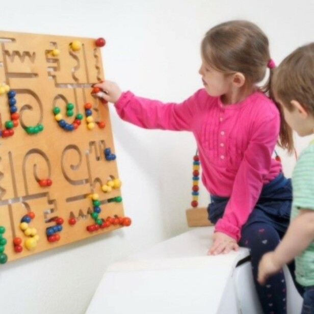 Spielende Kinder im Wartezimmer
