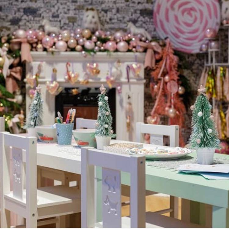 Weihnachtliches Setup - Kindertisch und dekorierter Kamin - 