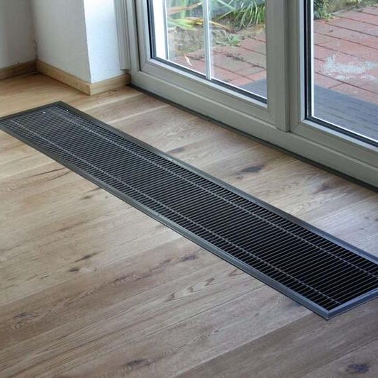 Landhausdiele Eiche astig am Konvektor angepasst