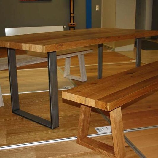 Parkett-Tisch und Parkett-Bänke