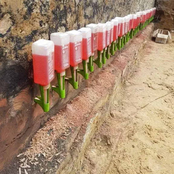 Fachgerechte Flächeninjektage zur Sanierung einer feuchten Hauswand, um Feuchtigkeit dauerhaft zu stoppen.