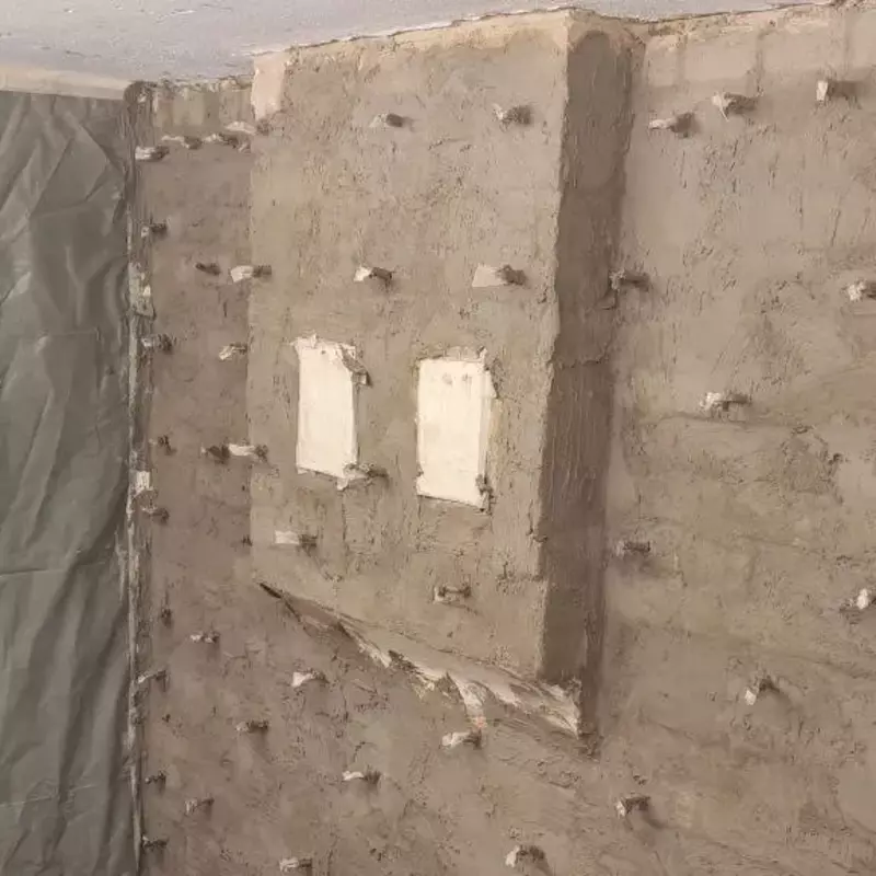 Professionelle Abdichtung eines feuchten Mauerwerks zur Verhinderung weiterer Feuchtigkeitsschäden.
