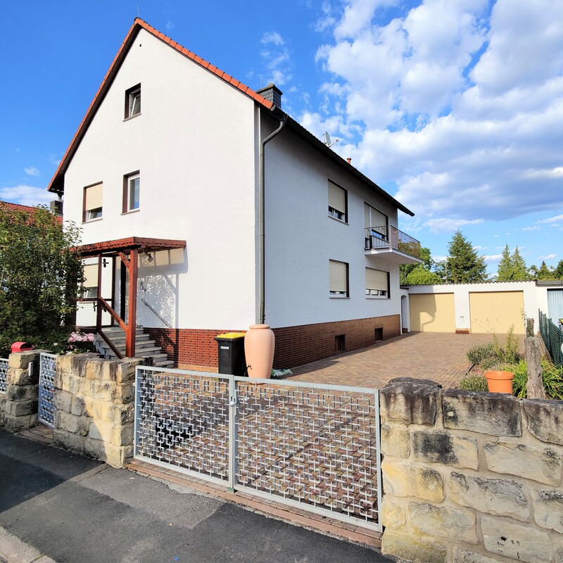 Mehrfamilienhaus mit Satteldach, Einfahrt und Garage in ruhiger Wohngegend