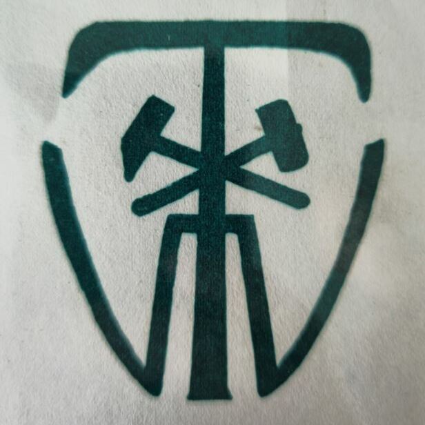  Historisches Firmenlogo mit stilisierten Hämmern und Buchstaben T