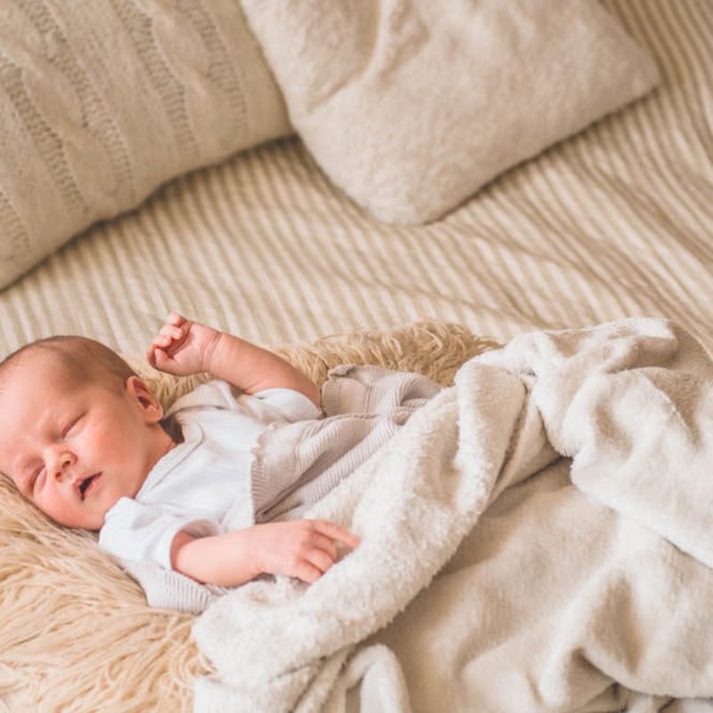 Kraamzorg Gerian Duiven, baby slapend op bed