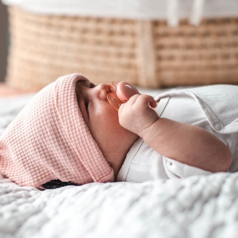 Kraamzorg Gerian Duiven, baby met speen liggend