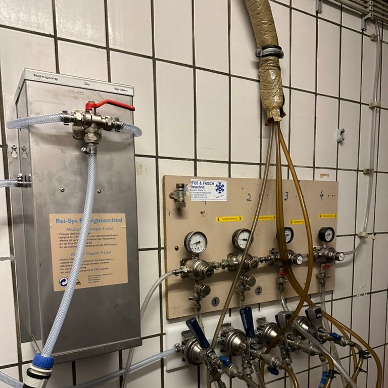 Feste Installation der Anlage beim Kunden vor-Ort.