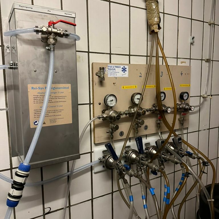 Feste Installation der Anlage beim Kunden vor-Ort.