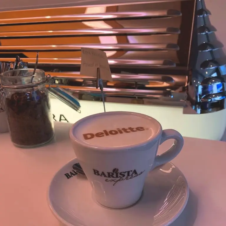 Kaffee mit Firmenlogo als Coffee Art