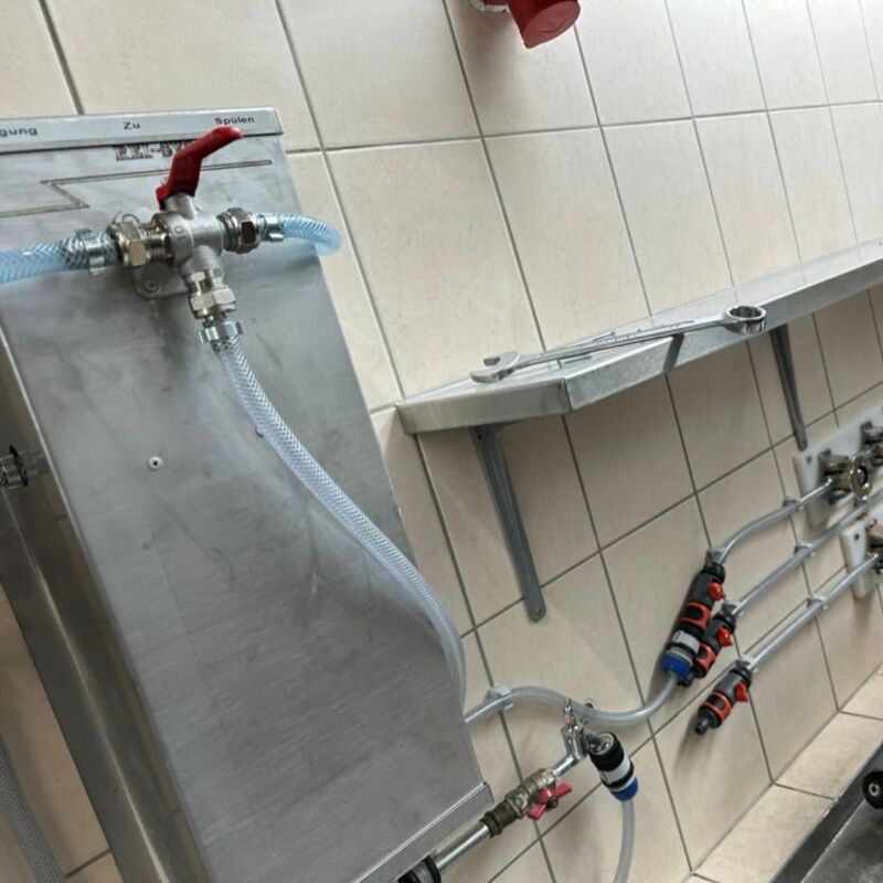 Feste Installation der Anlage beim Kunden vor-Ort.
