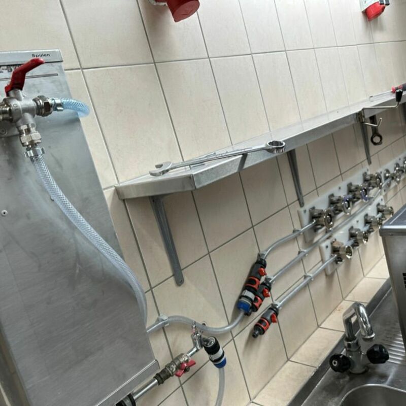 Feste Installation der Anlage beim Kunden vor-Ort.