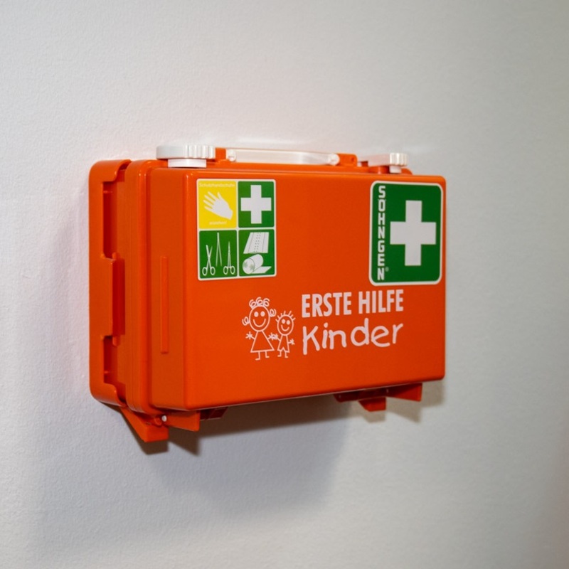 Erste-Hilfe-Kasten für Kinder an einer Wand