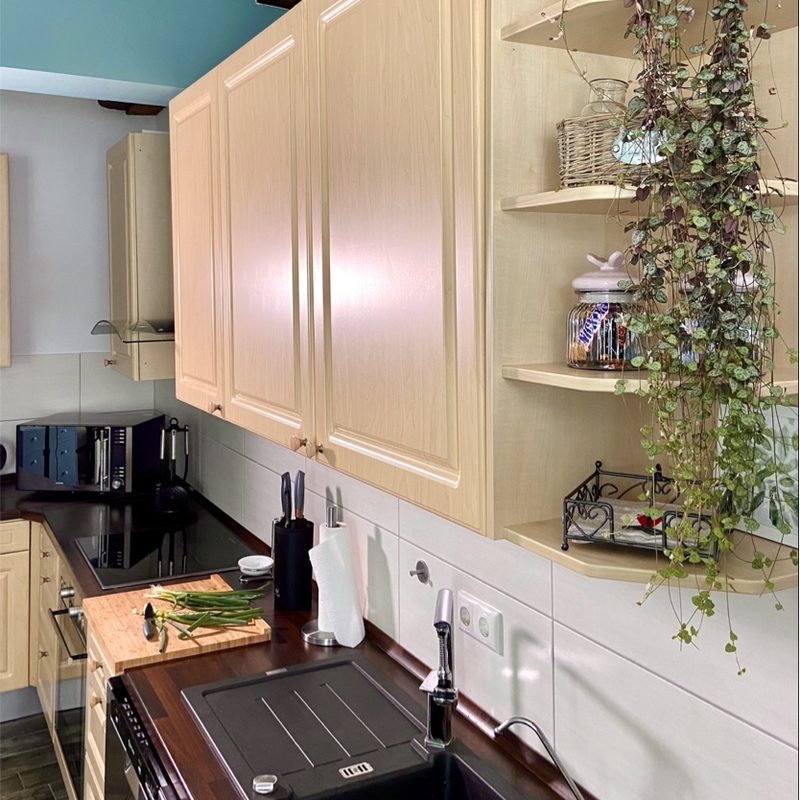 Küche mit Geschirrspüler und Cerankochfeld.

Unsere Küche ist zwar vom Modell nicht die Neueste, aber hier finden Sie alles vor, was Sie zum Kochen brauchen.  