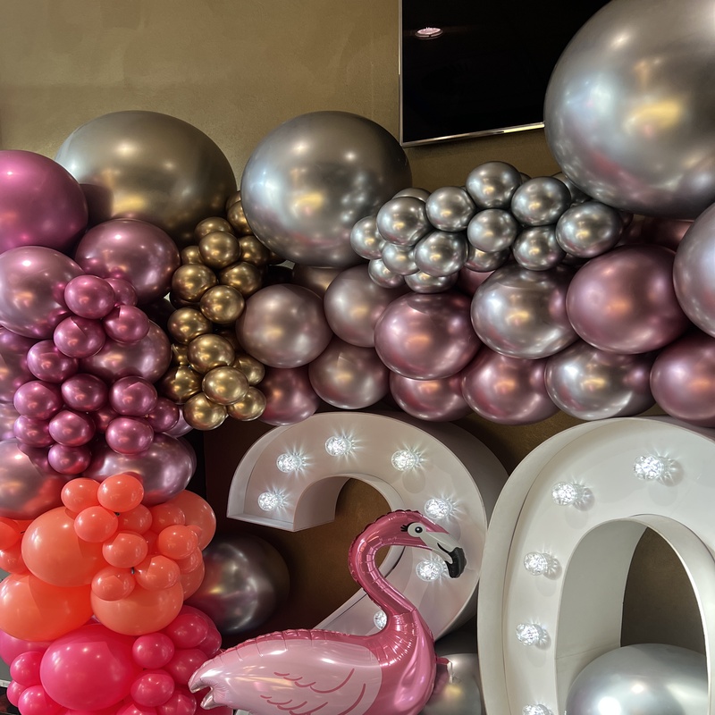 XXL Leuchtzahl mit Ballondekoration zum 20. Geburtstag