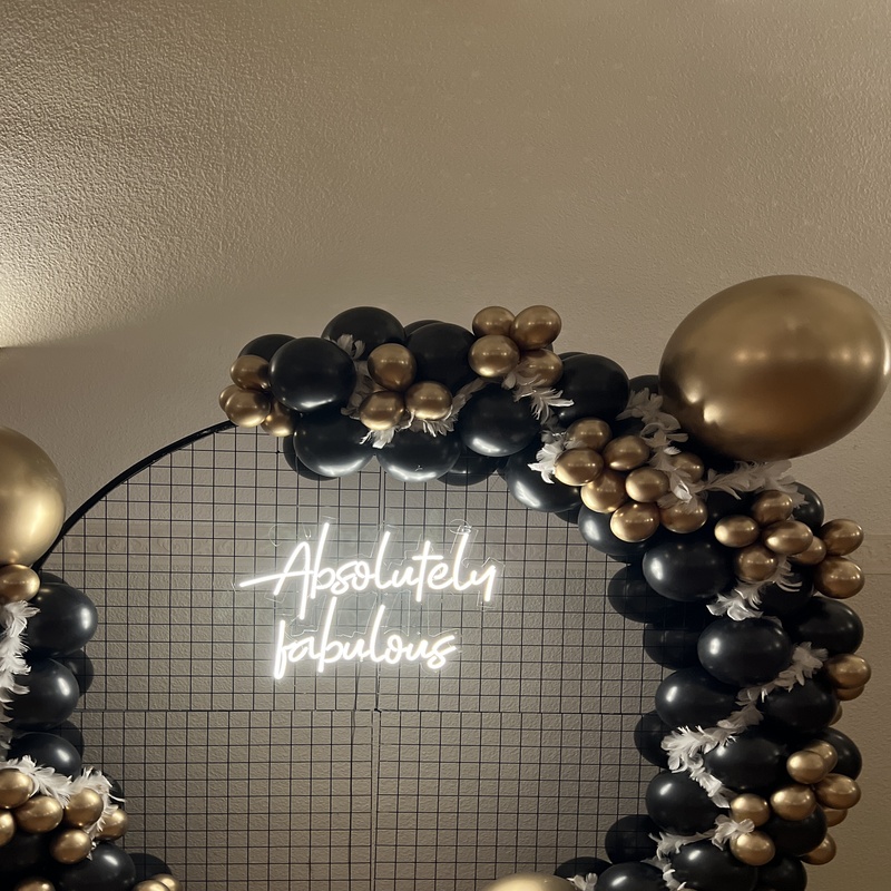 Mash-Gestell schwarz mit Ballondekoration und Neon-Sign