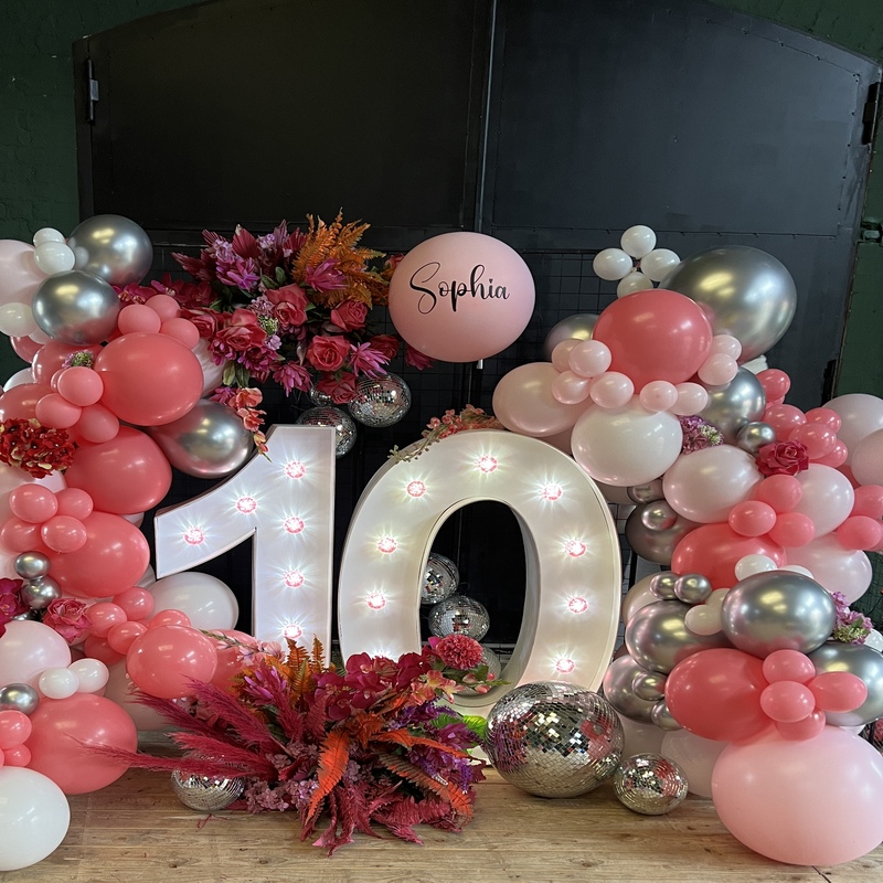 XXL Leuchtzahl mit Ballondeko und Blumendeko I Eventdeko I Eventdesign