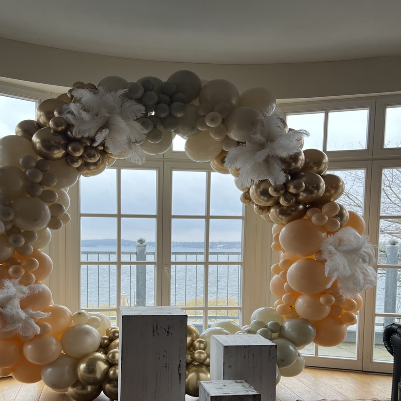 Goldener Ring mit Ballongirlande I Ballonring mieten I Blumendeko