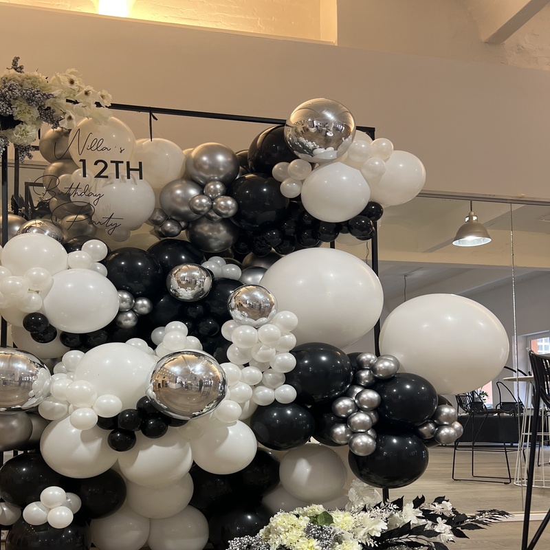 Gestell Schwarz mit Ballonwand, Blumendeko und bedrucktes Schild I Eventdeko Berlin