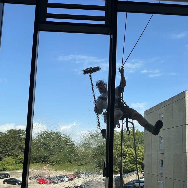 Fensterreinigung mittels Osmose-Technik und Seilzugangs- und Positionierungstechnik (SZP)