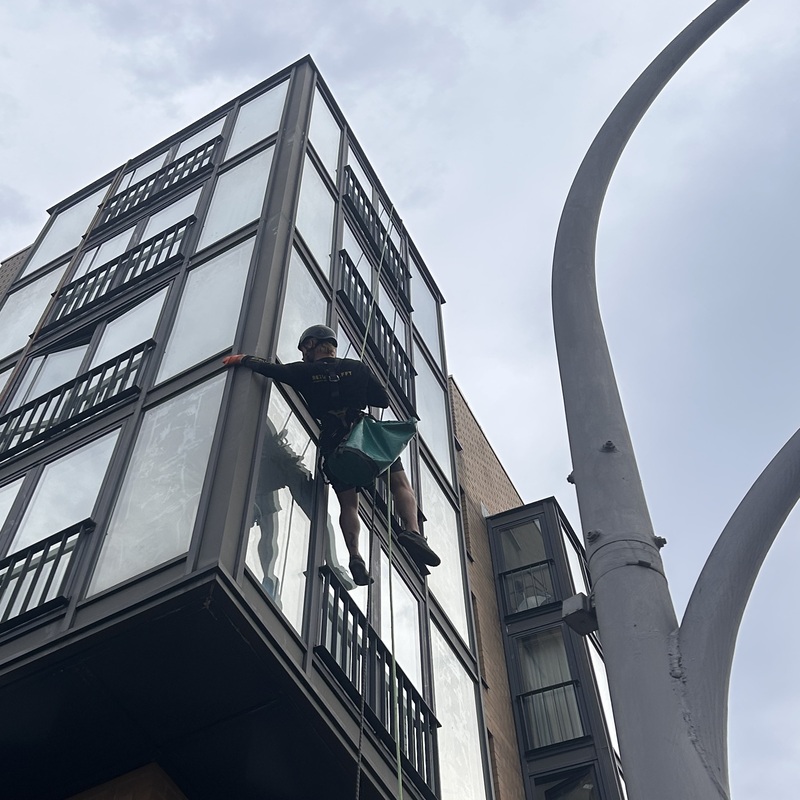 Erneuerung der Fensterabdichtung mittels Seilzugangs- und Positionierungstechnik (SZP).