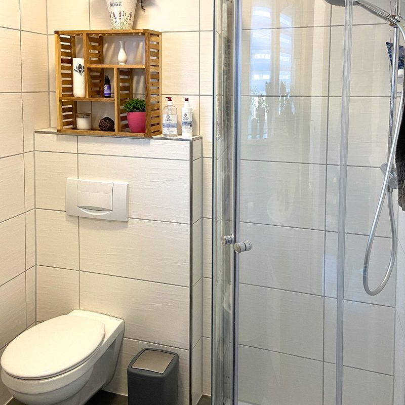 Kleines, modernes Bad mit Dusche

Sollten Sie länger im Deichhaus verweilen wollen, können Sie die Waschmaschine nutzen, welcher im Vorraum des Bades steht.  