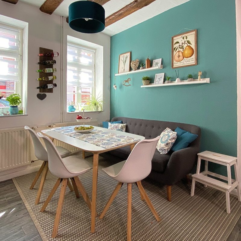 Blick in die Wohnküche

Unsere Küche lädt ein zum verweilen, kochen und klönen. 
Hier ist alles vorhanden, was man zum kochen oder backen benötigt. 
Die Side-by-Side Gefrierkombination ist groß genug, um Ihre Lebensmittel unterbringen zu können.