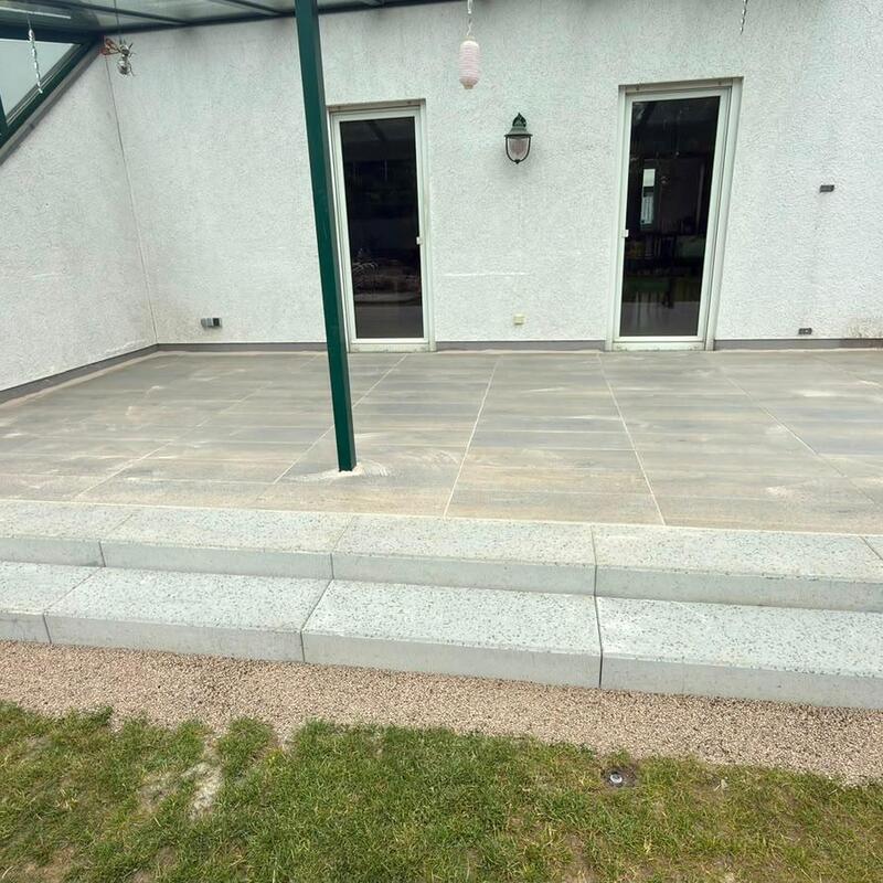 Terrassenbauprojekt und Natursteinen.